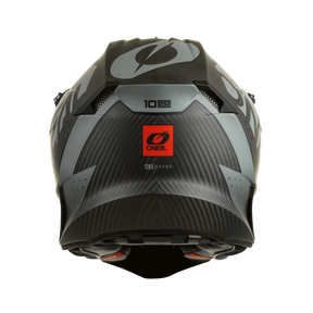 Das Bild zeigt die Rückansicht eines O'NEAL 10SRS Carbon Helm PRODIGY Motorradhelms in Schwarz und Grau. Dieser leichte Helm verfügt über aerodynamische Designelemente, ein rotes O'NEAL-Logo in der Mitte und Kohlefaser-Außenschalen.