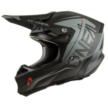 Wir präsentieren den O'NEAL 10SRS Carbon Helm PRODIGY, einen schwarz-grauen Motocross-Helm mit schlankem, aerodynamischem Design. Dieser Helm zeichnet sich durch eckige Linien, das O'NEAL-Logo und auffällige rote Akzente aus. Seine Kohlefaser-Außenschalen machen ihn leicht, während der Kinnschutz Vollgesichtsschutz bietet. Darüber hinaus sorgen mehrere Belüftungsöffnungen für eine optimale Luftzirkulation.