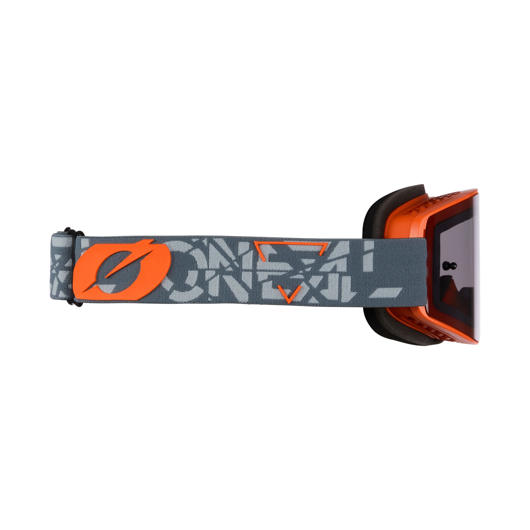 Seitenansicht der O'NEAL B-20 Brille STRAIN, einer orange-schwarzen Ski- oder Motocross-Brille mit grauem, verstellbarem Band, orangem Logo und grafischem Design, die ein breites Sichtfeld bietet, isoliert auf schwarzem Hintergrund.