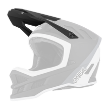 Der O'NEAL Visor BLADE Hyperlite Helmet CHARGER in Schwarz, Weiß und Grau ist von der Seite zu sehen. Dieser Integralhelm für Mountainbikes besticht durch ein robustes Design mit Mesh-Belüftungspanelen, einem verstellbaren Visier und einem auffälligen O'Neal-Branding. Er ist perfekt, um beim Downhill- und Trail-Fahren maximalen Schutz zu bieten.