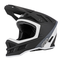 Der O'NEAL BLADE Hyperlite Helm CHARGER ist ein eleganter, eckiger Integralhelm in Schwarz und Weiß. Dieser Helm mit dem markanten Markennamen „O'Neal“ an der Seite ist für Offroad- oder Motocross-Fahren konzipiert und verfügt über mehrere Belüftungspunkte sowie ein abnehmbares Visier.