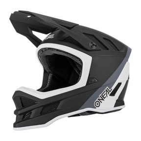 Der O'NEAL BLADE Hyperlite Helm CHARGER ist ein eleganter, eckiger Integralhelm in Schwarz und Weiß. Dieser Helm mit dem markanten Markennamen „O'Neal“ an der Seite ist für Offroad- oder Motocross-Fahren konzipiert und verfügt über mehrere Belüftungspunkte sowie ein abnehmbares Visier.