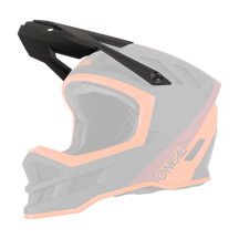 Ein O'NEAL Visor BLADE Hyperlite Helm CHARGER in Schwarz und Orange mit roten Akzenten und einem Visier. Dieser Integralhelm verfügt über Belüftungsöffnungen, ein schlankes, aerodynamisches Design und das seitlich sichtbare Markenlogo „O'NEAL“.