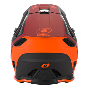 Das Bild zeigt eine Nahaufnahme der Rückseite eines O'NEAL BLADE Hyperlite Helm CHARGER-Motorradhelms in den Farben Schwarz und Orange, wobei der Name „O'NEAL“ und sein Logo oben und unten auf der Rückseite zu sehen sind. Der Helm verfügt über Belüftungsschlitze, ein schlankes aerodynamisches Design und ist mit der Fiberglas-MTB-Helm-Technologie gefertigt.