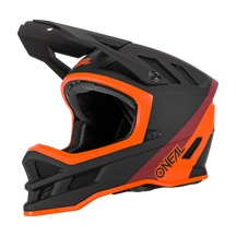 Der O'NEAL BLADE Hyperlite Helm CHARGER ist ein schwarz-orangefarbener Integralhelm mit mehreren Belüftungslamellen. Er verfügt über den seitlich aufgedruckten Markennamen „O'Neal“, eine Fiberglaskonstruktion, ein Visier, ein gepolstertes Innenfutter und eine Mischung aus matten und glänzenden Oberflächen für ultimativen Schutz und Stil.
