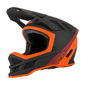 Der O'NEAL BLADE Hyperlite Helm CHARGER ist ein schwarz-orangefarbener Integralhelm mit mehreren Belüftungslamellen. Er verfügt über den seitlich aufgedruckten Markennamen „O'Neal“, eine Fiberglaskonstruktion, ein Visier, ein gepolstertes Innenfutter und eine Mischung aus matten und glänzenden Oberflächen für ultimativen Schutz und Stil.