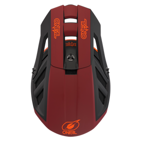 Bild eines schwarz-roten O'NEAL BLADE Hyperlite Helm CHARGER von oben. Der Helm ist oben, an den Seiten und hinten mit dem orangefarbenen O'NEAL-Branding versehen. Er verfügt außerdem über Belüftungsöffnungen an den Seiten und einen zentralen Verschlussmechanismus auf der Rückseite. Er ist aus langlebigem Fiberglas für MTB-Enthusiasten gefertigt.