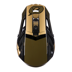 Draufsicht auf einen schnittigen, futuristischen Jetski in Schwarz und Gold mit aerodynamischem Design und aufwendigen Details an der Karosserie, die an die Präzision der BLADE Polyacrylite Helm ACE-Ausrüstung von O'NEAL erinnern, vor einem soliden schwarzen Hintergrund.