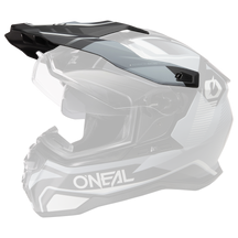 Ein O'NEAL Visor D-SRS Helm SQUARE in Schwarz und Grau, mit dem Markennamen „O'Neal“ prominent auf der Seite. Der Helm verfügt über eckige Designs, ein gebogenes Visier und einen Kinnschutz und bietet robusten Schutz beim Fahren im Gelände.