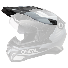 Ein O'NEAL Visor D-SRS Helm SQUARE in Schwarz und Grau, mit dem Markennamen „O'Neal“ prominent auf der Seite. Der Helm verfügt über eckige Designs, ein gebogenes Visier und einen Kinnschutz und bietet robusten Schutz beim Fahren im Gelände.
