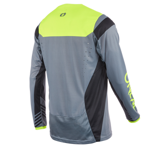 Das O'NEAL ELEMENT FR Jersey Kinder HYBRID ist ein langärmliges MTB-Trikot in einer lebendigen Kombination aus leuchtendem Gelbgrün und Grau. Die Rücken- und Armpartie ist mit verschiedenen schwarzen Akzenten versehen, wobei der obere Rücken ein Logo und ein Branding auf dem rechten Unterarm aufweist, die alle den Geist des Abenteuers widerspiegeln.
