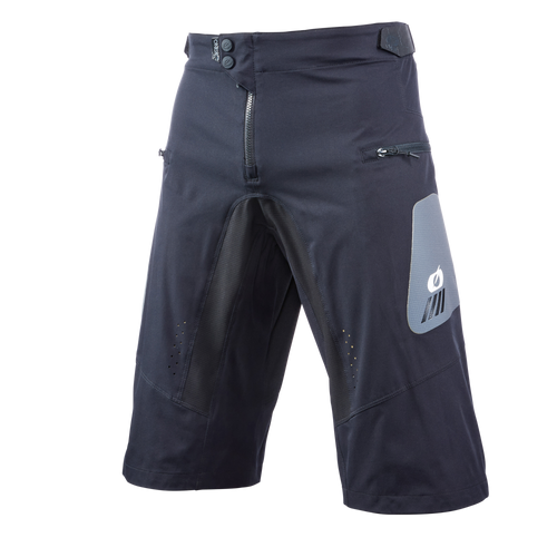 Diese O'NEAL ELEMENT FR Shorts HYBRID sind schwarze, knielange MTB-Shorts mit Reißverschluss, Knopfverschluss und Seitentaschen mit Reißverschluss. Das linke Bein zeigt ein grau-schwarzes Logodesign in der Nähe des Oberschenkels. Diese Shorts bestehen aus langlebigen Materialien und atmungsaktiven Einsätzen und sind für Outdoor-Aktivitäten konzipiert.