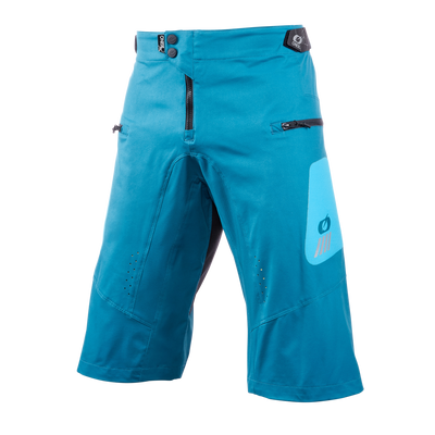 Pantalón corto O'NEAL Element FR HYBRID de O'NEAL, hasta la rodilla, con cremallera frontal, bolsillos laterales y un gráfico de bicicleta azul claro en una pernera, sobre fondo blanco.