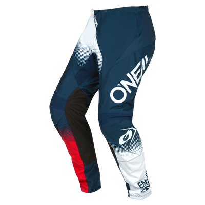 Los pantalones O'NEAL Element Racewear de O'NEAL están disponibles en azul, blanco, rojo y negro, y llevan el logotipo "O'NEAL" en la pernera derecha. Son ideales para los pilotos que practican deportes de motor todoterreno o motocross y buscan a la vez protección y estilo.