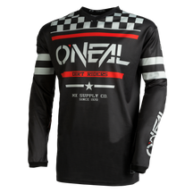 Das O'NEAL ELEMENT Jersey SQUADRON ist ein schwarzes Langarmtrikot, das das „O'NEAL“-Logo prominent auf der Brust trägt. Der obere Brustbereich weist ein schwarz-weißes Karomuster mit roten und weißen Streifen über und unter dem Logo auf. Auch die Ärmel weisen horizontale weiße und rote Streifen auf und sind aus atmungsaktivem Material für eine perfekte Passform gefertigt.