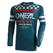 Das O’NEAL ELEMENT Jersey SQUADRON, ein blaugrünes Motocross-Trikot mit langen Ärmeln, zeichnet sich durch ein markantes Karomuster auf Brust und Schultern aus. Es sorgt mit seinem Perfecter Sitz für einen angenehmen Tragekomfort und hält dich mit seinem atmungsaktiven Material kühl. Der Text „O’NEAL DIRT RIDERS MX SUPPLY CO. SINCE 1970“ ist in Weiß gedruckt, ergänzt durch rote und weiße Querstreifen darüber und darunter.