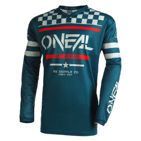 Das O’NEAL ELEMENT Jersey SQUADRON, ein blaugrünes Motocross-Trikot mit langen Ärmeln, zeichnet sich durch ein markantes Karomuster auf Brust und Schultern aus. Es sorgt mit seinem Perfecter Sitz für einen angenehmen Tragekomfort und hält dich mit seinem atmungsaktiven Material kühl. Der Text „O’NEAL DIRT RIDERS MX SUPPLY CO. SINCE 1970“ ist in Weiß gedruckt, ergänzt durch rote und weiße Querstreifen darüber und darunter.