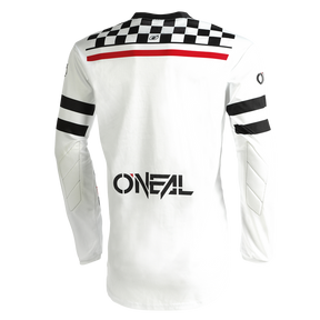 Das Bild zeigt die Rückansicht eines weißen O'NEAL ELEMENT Jersey SQUADRON Motocross-Trikots. Es weist schwarze und rote Streifen über den Schultern und schwarz-weiße Karos oben auf. Das Wort „O'NEAL“ ist in Schwarz in der Nähe des unteren Rückens deutlich sichtbar. Die Ärmel haben schwarze Streifen und Polsterungen, die mit atmungsaktivem Material für perfekten Sitz sorgen.