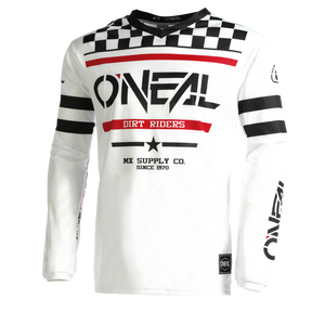 Ein weißes, langärmeliges O'NEAL ELEMENT Jersey SQUADRON mit schwarzen und roten Designelementen. Auf der Brust befindet sich der Text „O'NEAL DIRT RIDERS“ und „MX SUPPLY CO. SINCE 1970“, ergänzt durch schwarz-weiße Karomuster auf Schultern und Armen. Hergestellt aus atmungsaktivem Material für eine perfekte Passform, mit „O'NEAL“-Branding.