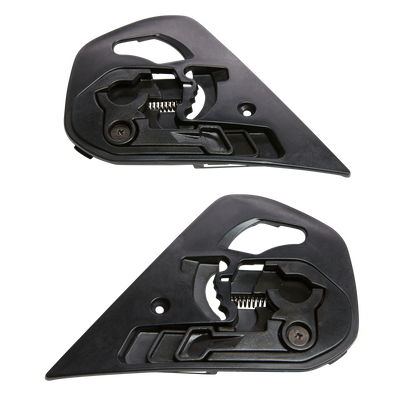 Zwei O'NEAL M-SRS Helm-Ersatzseitenplatten, jeweils in Schwarz und geformt wie ein rechtwinkliges Dreieck mit einer griffartigen Verlängerung an der Spitze. Diese identischen Komponenten von O'NEAL verfügen über komplizierte interne Mechanismen, darunter Federn und Schrauben, und sind übereinander positioniert.