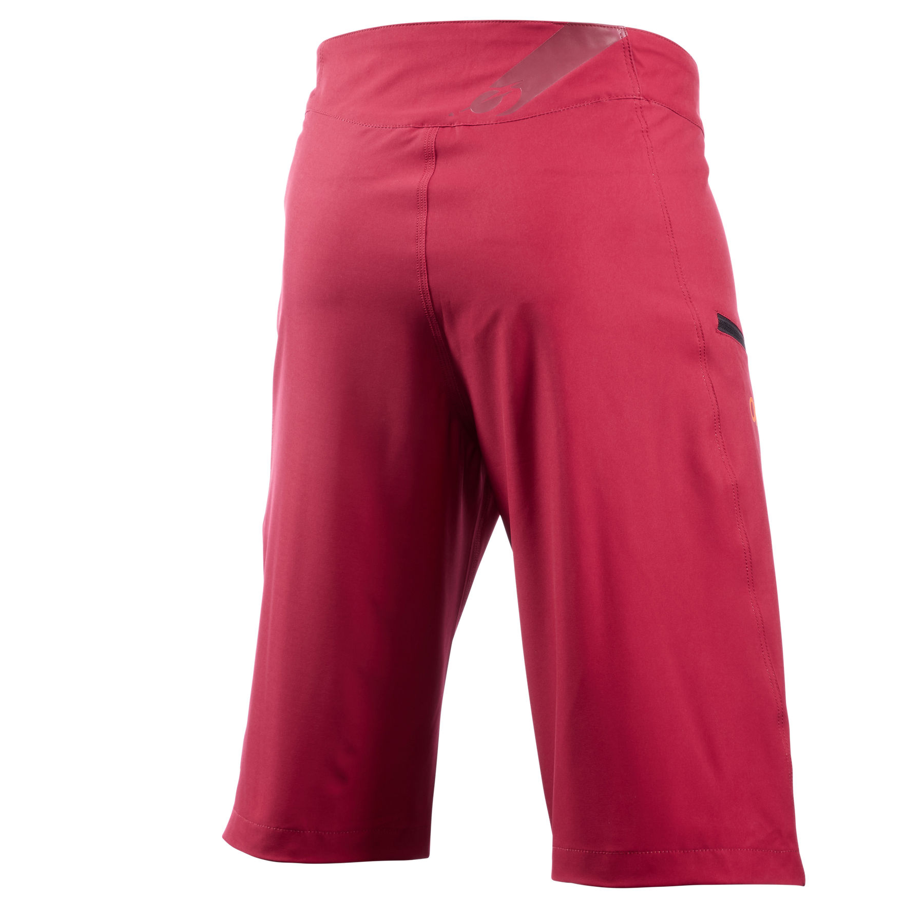Ein Paar rote, knielange O'NEAL MATRIX Shorts mit lockerer Passform und breitem Bund. Das Material wirkt leicht und atmungsaktiv, was sie ideal für Sport oder aktives Tragen macht. Die Shorts sind perfekt zum Mountainbiken geeignet, zeichnen sich durch minimalistische Designelemente und eine einfarbige Optik aus und sind Teil unserer leistungsstarken Ausrüstungskollektion.
