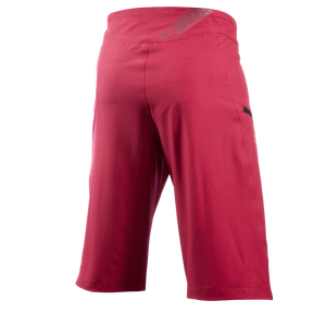 Ein Paar rote, knielange O'NEAL MATRIX Shorts mit lockerer Passform und breitem Bund. Das Material wirkt leicht und atmungsaktiv, was sie ideal für Sport oder aktives Tragen macht. Die Shorts sind perfekt zum Mountainbiken geeignet, zeichnen sich durch minimalistische Designelemente und eine einfarbige Optik aus und sind Teil unserer leistungsstarken Ausrüstungskollektion.