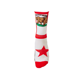 Die O'NEAL MTB Performance Socke CALIFORNIA von O'NEAL ist eine einzelne weiße Socke mit roter Spitze und Ferse, mit einem roten Stern am Fuß und der kalifornischen Staatsflagge – einschließlich eines Bären und den Worten „California Republic“ – am Wadenbereich. Genieße verlässlicher Schutz und extra starken Halt mit diesem Design.