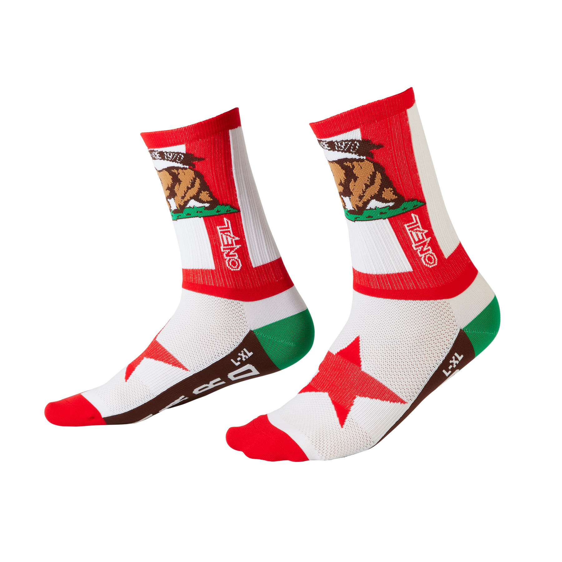 Die O'NEAL MTB Performance Socke CALIFORNIA von O'NEAL sind kniehohe Sportsocken mit einem Design, das von der mexikanischen Flagge inspiriert ist. Die Socken sind in den Farben Rot, Grün und Weiß gehalten und tragen ein stilisiertes Adleremblem. Sie bieten extra starken Halt und zuverlässigen Schutz für deine Füße bei O'NEAL MTB Performance-Fahrten. An den Seiten erscheinen die Texte „CINELLI“ und „ZINEO“.