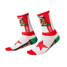 Die O'NEAL MTB Performance Socke CALIFORNIA von O'NEAL sind kniehohe Sportsocken mit einem Design, das von der mexikanischen Flagge inspiriert ist. Die Socken sind in den Farben Rot, Grün und Weiß gehalten und tragen ein stilisiertes Adleremblem. Sie bieten extra starken Halt und zuverlässigen Schutz für deine Füße bei O'NEAL MTB Performance-Fahrten. An den Seiten erscheinen die Texte „CINELLI“ und „ZINEO“.
