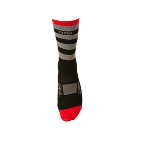 Eine einzelne Socke ist in den Farben Schwarz, Grau und Rot mit horizontalen grauen Streifen und roten Akzenten oben und an den Zehen zu sehen. Die Socke mit der Marke „O'NEAL MTB Performance Socke STRIPE“ ist ideal für Actionsport-Fans und bietet sowohl Stil als auch Schutz im Fuß- und Knöchelbereich.