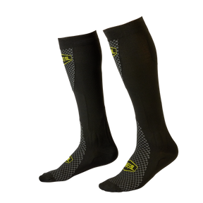 Diese O'NEAL MX Performance-Socken mit dem Namen „MINUS“ sind auf einem schlichten Hintergrund zu sehen, kniehoch in Schwarz mit einem neongelben O'NEAL-Logo und strukturierten grauen Mustern an den Seiten und Sohlen.