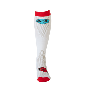 Die O'NEAL MX Performance Socke MINUS ist eine weiße Kniesocke mit roten Akzenten an der Oberseite und den Zehen. Sie zeigt ein hellblaues „ONEAL“-Branding auf der Vorderseite des Oberschenkels und ein kleineres rotes „ONEAL“-Logo auf der Oberseite des Fußes. Diese Socke verfügt über ein strukturiertes Muster für zusätzlichen Komfort.