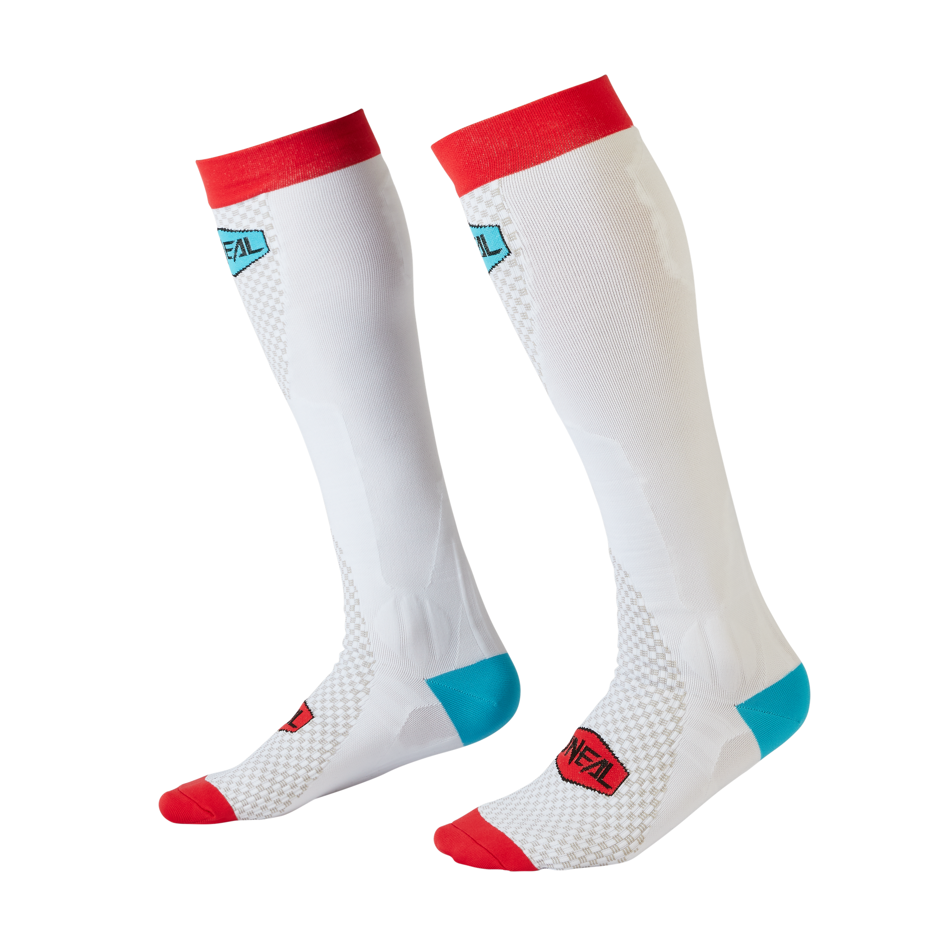 Ein stylisches Paar weiße kniehohe O'NEAL MX Performance Socke MINUS mit roten Bündchen und Zehenbereichen, blauen Akzenten an den Fersen und einem kombinierten blau-roten O'NEAL-Logo im Wadenbereich. Diese Socken stehen auf einem schwarzen Hintergrund und sind daher perfekt für Motocross-Fans, die sowohl Stil als auch Funktion suchen.