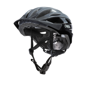 Der O'NEAL OUTCAST Helm SPLIT von O'NEAL, abgebildet in Schwarz/Grau, verfügt über Belüftungsschlitze, eine gepolsterte Polsterung und verstellbare Kinnriemen auf weißem Hintergrund. Dieser Inmold-MTB-Helm bietet höchsten Komfort und Schutz bei jeder Fahrt.