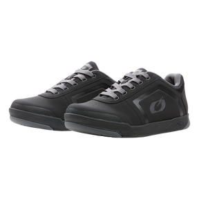 Der O'NEAL PINNED FLAT Pedal Schuh, präsentiert in Schwarz und Grau mit Schnürverschlüssen, eignet sich ideal als Fahrradschuh. Diese Sneaker von O'NEAL zeichnen sich durch ein schlichtes Design mit dezentem Logo an der Seite und einer strapazierfähigen Gummisohle aus, die Tragekomfort gewährleistet, egal ob beim Freizeit- oder Sporttragen. Die Schuhe sind auf einem weißen Hintergrund abgebildet.