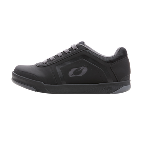 Der O'NEAL PINNED FLAT Pedal Schuh ist ein schwarzer sportlicher Sneaker mit grauen Akzenten für ultimativen Tragekomfort. Dieser elegante und moderne Sneaker mit Low-Top-Design, Schnürverschluss und strukturierter Gummisohle verfügt über ein dezentes Logo an der Seite. Er eignet sich ideal als Fahrradschuh für Flat-Pedal-Bikes oder als Freizeitschuh.
