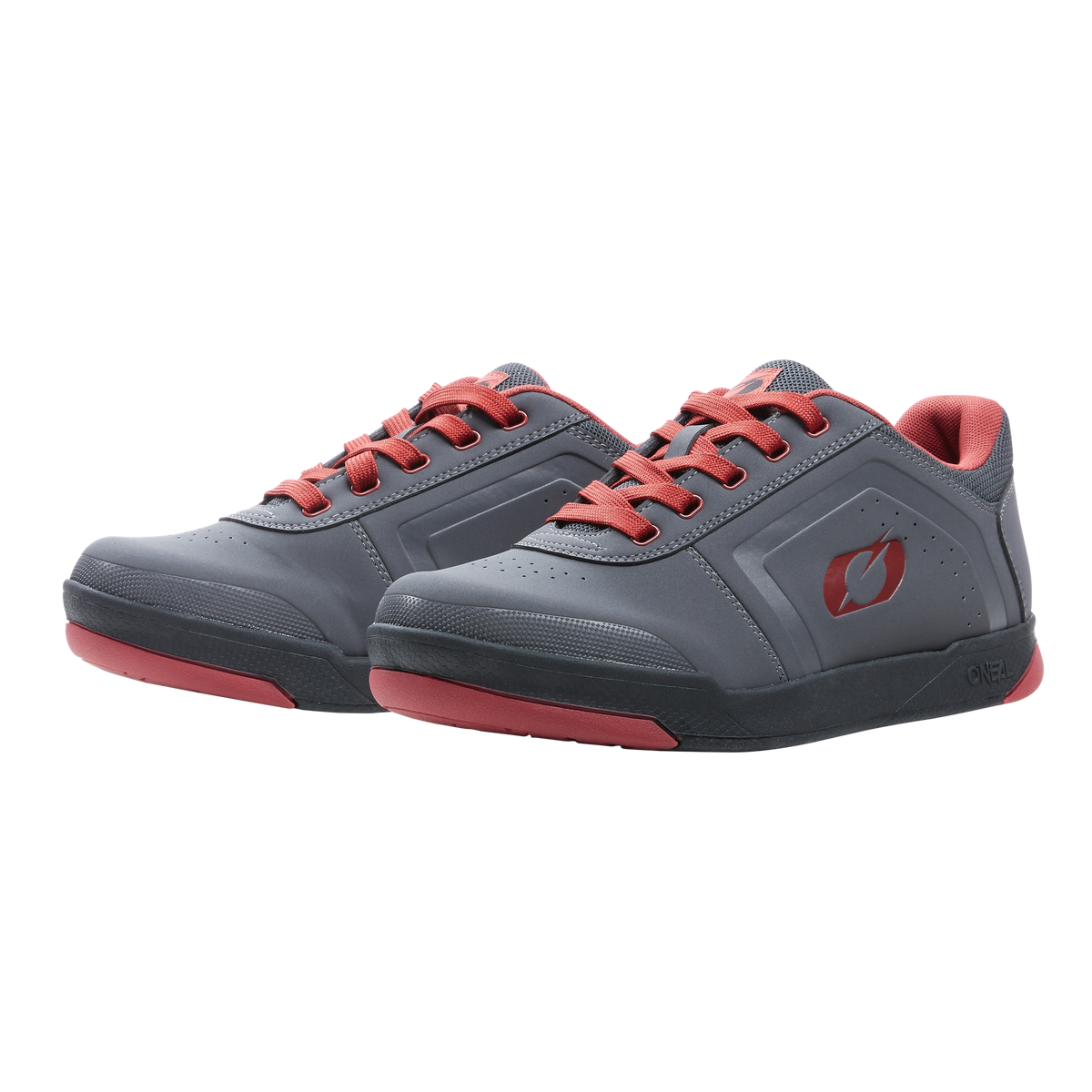 Ein Paar O'NEAL PINNED FLAT Pedal Schuhe in Grau mit auffälligen roten Akzenten. Diese Sportschuhe haben rote Schnürsenkel, rote Laufsohlen und ein auffälliges rotes Logo an der Seite. Das schlanke Design umfasst Perforationen in der Nähe der Zehenbox für eine bessere Belüftung. Schwarze Zwischensohlen bieten Kontrast und Halt und sorgen für hervorragenden Tragekomfort beim Fahren mit flachen Pedalen.
