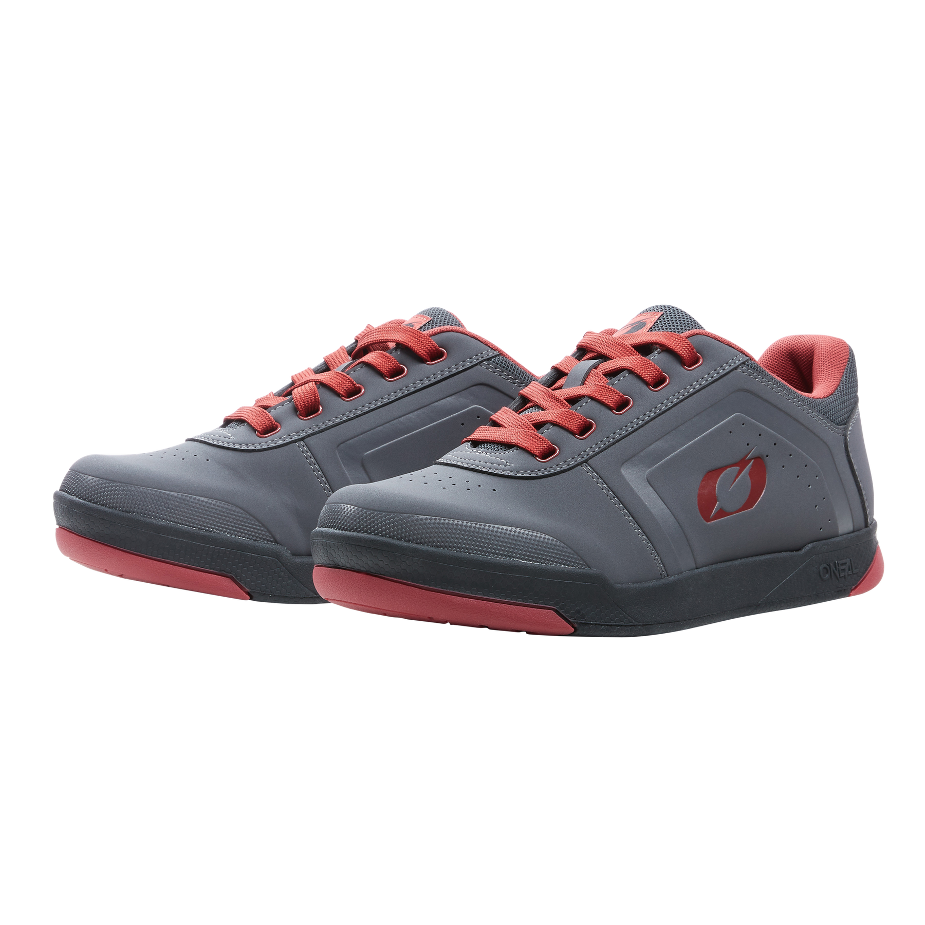Ein Paar O'NEAL PINNED FLAT Pedal Schuhe in Grau mit auffälligen roten Akzenten. Diese Sportschuhe haben rote Schnürsenkel, rote Laufsohlen und ein auffälliges rotes Logo an der Seite. Das schlanke Design umfasst Perforationen in der Nähe der Zehenbox für eine bessere Belüftung. Schwarze Zwischensohlen bieten Kontrast und Halt und sorgen für hervorragenden Tragekomfort beim Fahren mit flachen Pedalen.