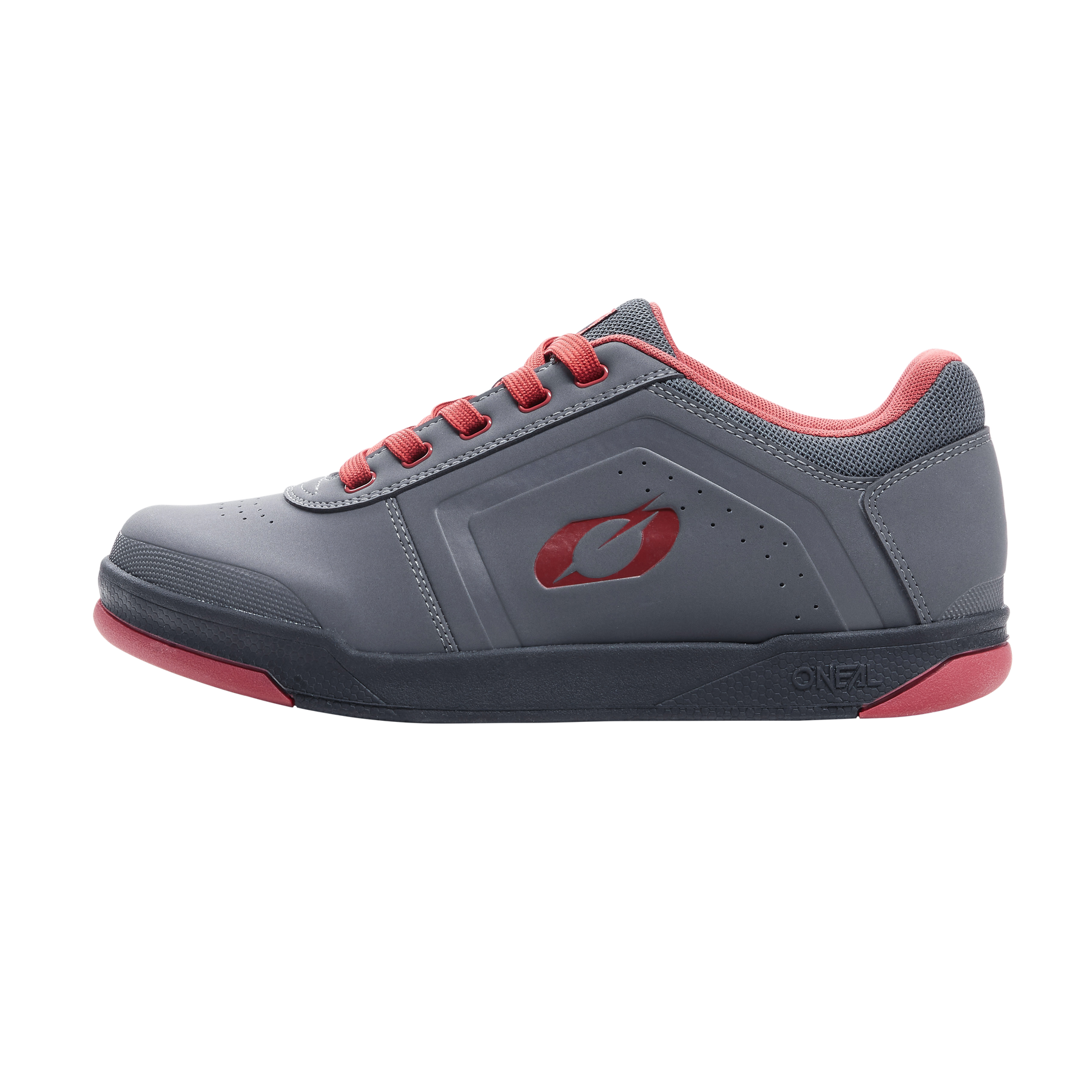 Der O'NEAL PINNED FLAT Pedal Schuh ist ein grau-roter Fahrradschuh mit elegantem Design, einer gemusterten Sohle, roten Akzenten und dem O'Neal-Logo an der Seite. Dieser Schuh bietet außergewöhnlichen Tragekomfort mit seiner robusten Konstruktion, Perforationen für Atmungsaktivität und Schnürverschluss – perfekt für Flat-Pedal-Radtouren.