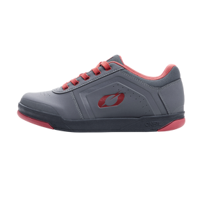 Der O'NEAL PINNED FLAT Pedal Schuh ist ein grau-roter Fahrradschuh mit elegantem Design, einer gemusterten Sohle, roten Akzenten und dem O'Neal-Logo an der Seite. Dieser Schuh bietet außergewöhnlichen Tragekomfort mit seiner robusten Konstruktion, Perforationen für Atmungsaktivität und Schnürverschluss – perfekt für Flat-Pedal-Radtouren.