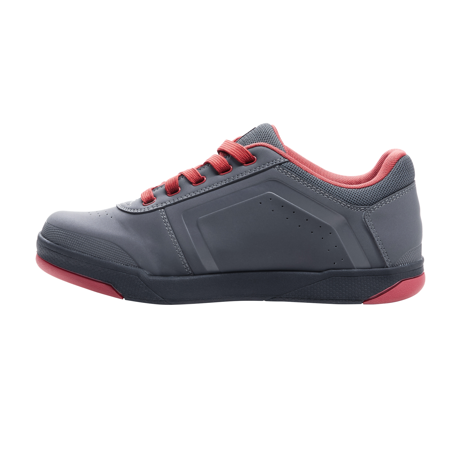 Eine Seitenansicht des O'NEAL PINNED FLAT Pedal Schuhs in Grau, der seine roten Schnürsenkel und roten Akzente an der Sohle und dem Innenfutter zeigt. Dieser elegante Flat-Pedal-Schuh von O'NEAL verfügt über dezente Perforationen an der Seitenwand und eine strukturierte Gummisohle für optimalen Halt und Tragekomfort.