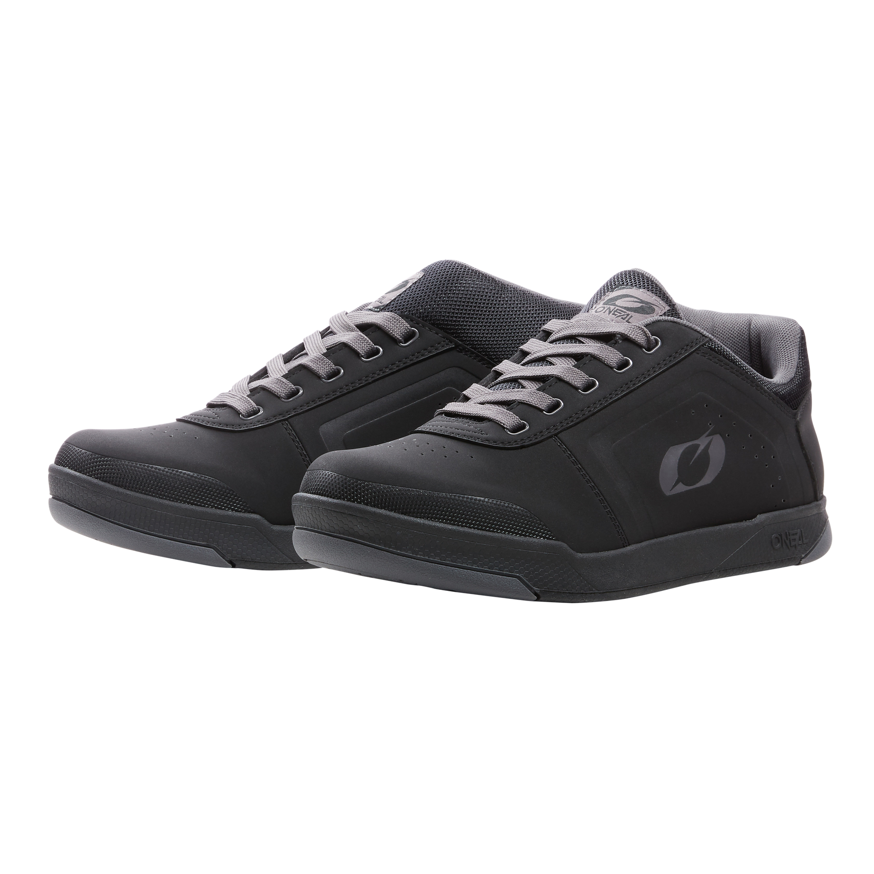 Der O'NEAL PINNED PRO FLAT Pedal Schuh von O'NEAL ist ein Paar schwarze Low-Top-Sneaker mit grauer Sohle und Schnürsenkeln, dezentem Seitenlogo, perfekt als stylisches Mountainbike-Zubehör, abgebildet auf weißem Hintergrund.