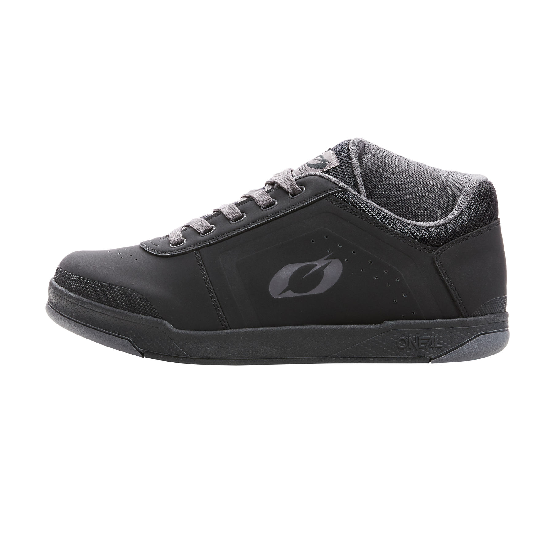 Der O'NEAL PINNED PRO FLAT Pedal Schuh von O'NEAL ist ein schwarzer Sportschuh mit grauen Akzenten, Schnürung, tiefem Knöchelausschnitt und strukturierter Sohle. Der von Fahrradschuhen inspirierte Stil und das dezente Logo sind auf einem schlichten schwarzen Hintergrund zu sehen.