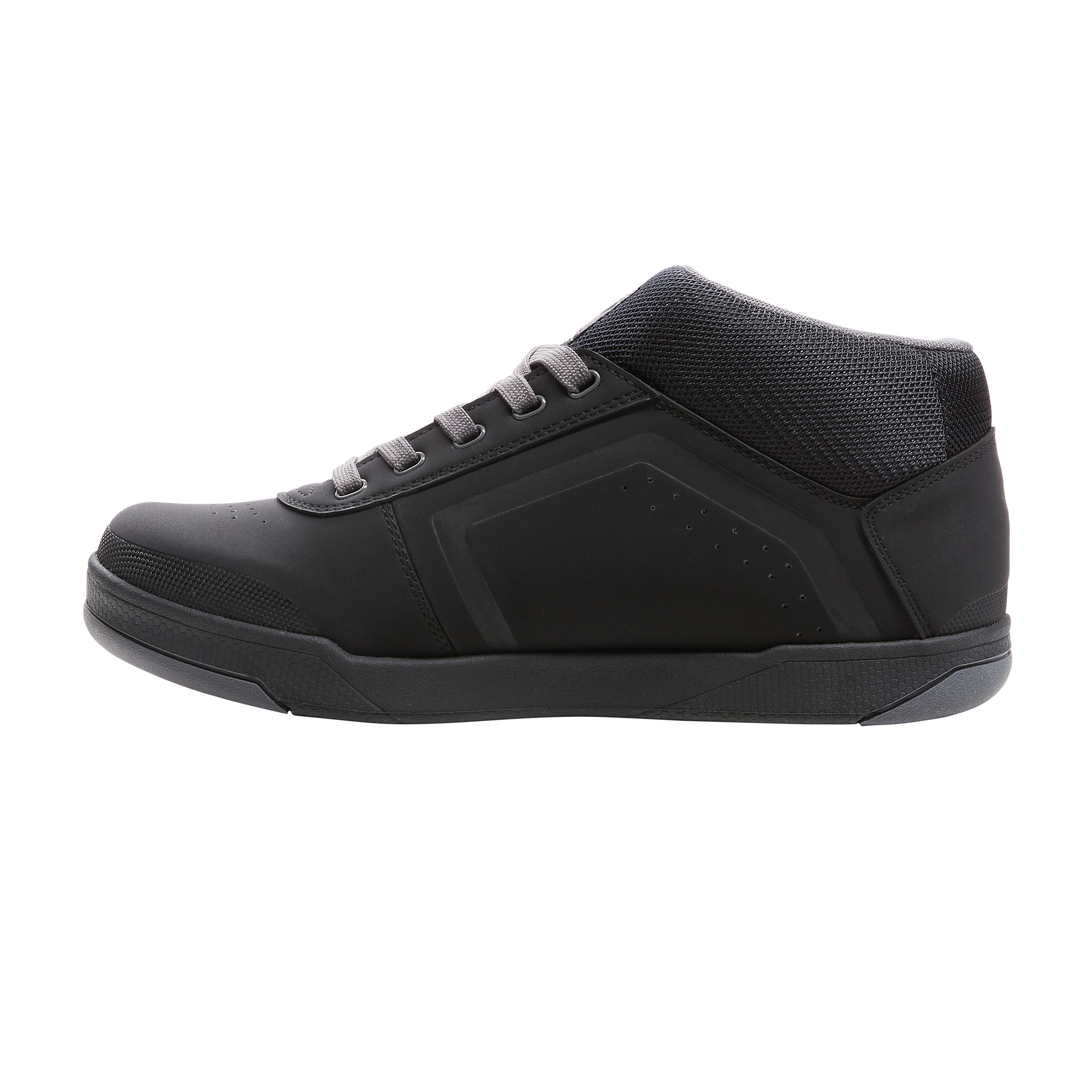 Der O'NEAL PINNED PRO FLAT Pedal Schuh von O'NEAL ist ein schwarzer High-Top-Bikeschuh mit einem strukturierten Knöchelkragen, grauen Schnürsenkeln und einer grauen Gummisohle - ideal für Fans von Mountainbike-Zubehör oder Motocross-Zubehör. Abgebildet im Profil auf weißem Hintergrund.
