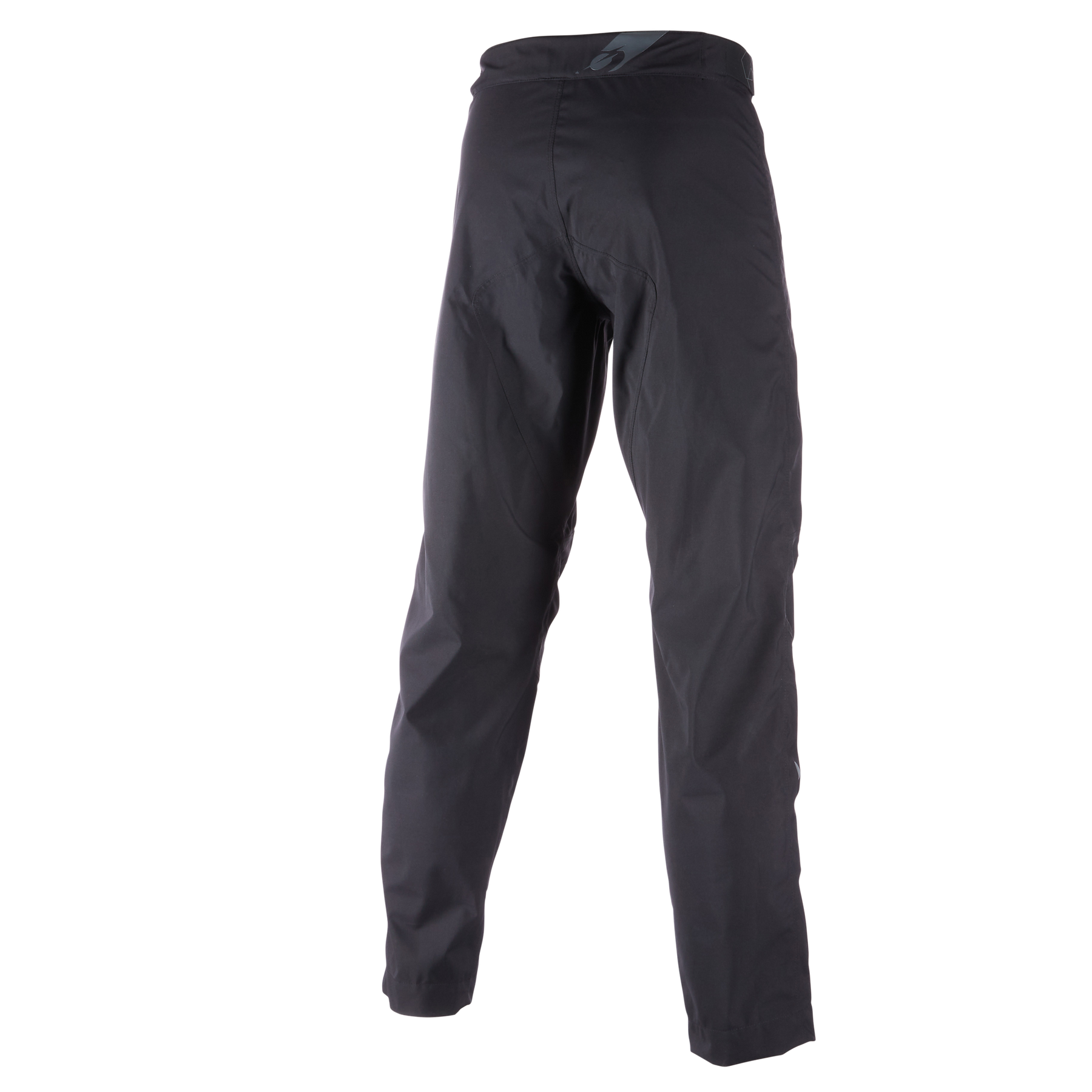 Eine schwarze, lange Hose aus leichtem, knitterfreiem Stoff. Das Design ist schlicht und funktional, mit geradem Beinschnitt und einem elastischen Bund für mehr Komfort. Diese O'NEAL PREDATOR WP Hose verkörpert O'NEAL Qualität und ist auf einem schlichten weißen Hintergrund abgebildet.