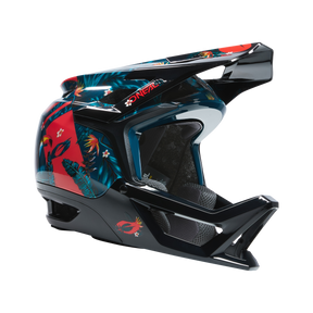 Der O'NEAL TRANSITION Helm RIO ist ein Integralhelm, der ein lebendiges, mehrfarbiges Design mit Federn und abstrakten Mustern präsentiert. Er bietet optimalen Schutz und verfügt über das „O'Neal“-Branding sowie einen schwarzen Kinnschutz. Das aufwendige Kunstwerk hebt sich wunderschön vom schwarzen Hintergrund ab.