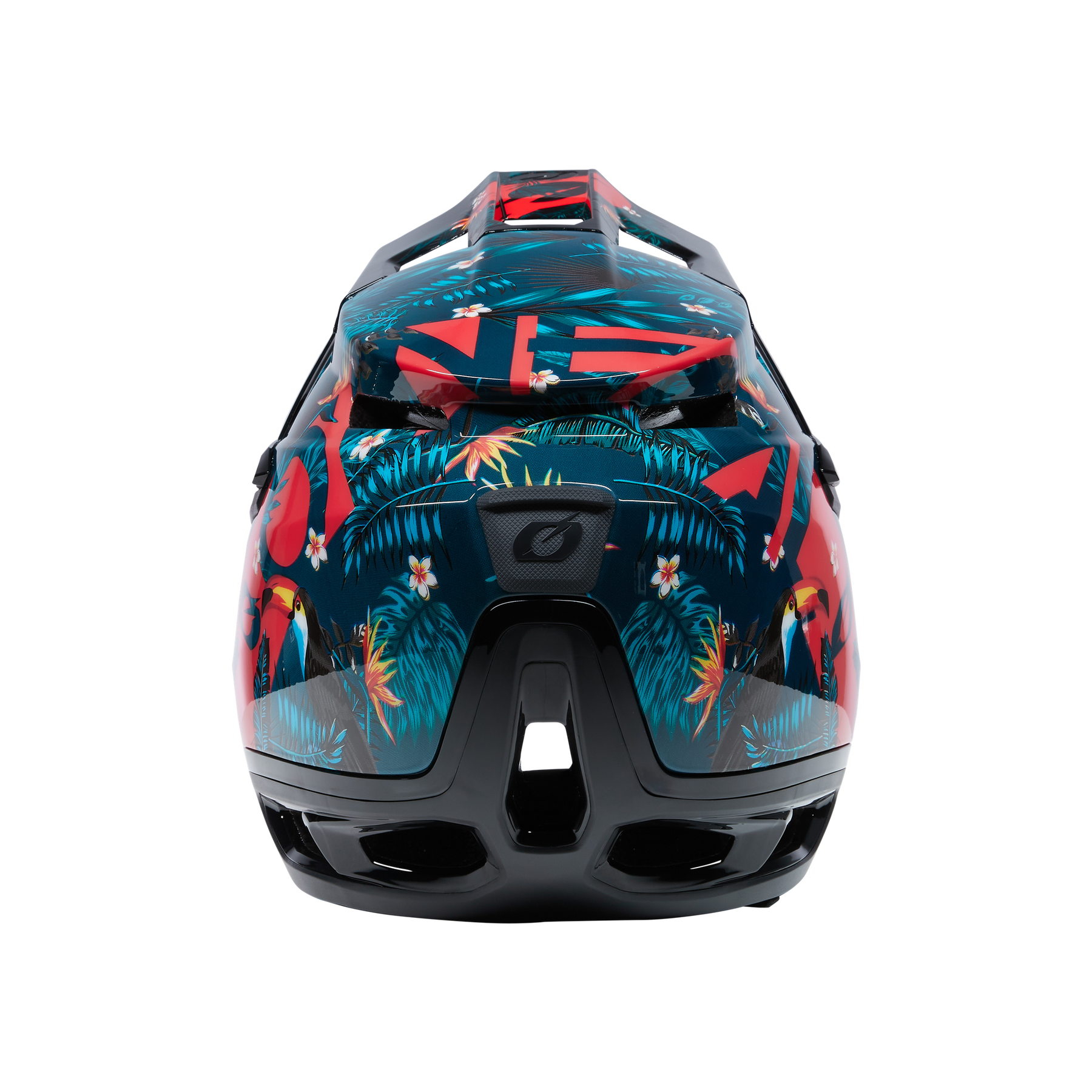 Der O'NEAL TRANSITION Helm RIO bietet optimalen Schutz mit einem tropischen Design in den Farben Rot, Blau und Grün, geschmückt mit Blättern, Blumen und Vögeln. Ausgestattet mit mehreren Belüftungsöffnungen und einer schwarzen Schnalle auf der Rückseite ist er von hinten vor einem schwarzen Hintergrund zu sehen.