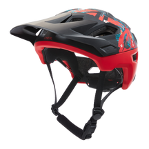 Der O'NEAL TRAILFINDER Helm RIO ist ein schwarz-roter Mountainbike-Helm mit Belüftungslöchern, einem Visier und verstellbaren Riemen, die sowohl Komfort als auch Sicherheit gewährleisten. Der Helm verfügt über blaue Grafikdesigns auf den roten Abschnitten und trägt auf der Seite deutlich den Markennamen „O'Neal“.