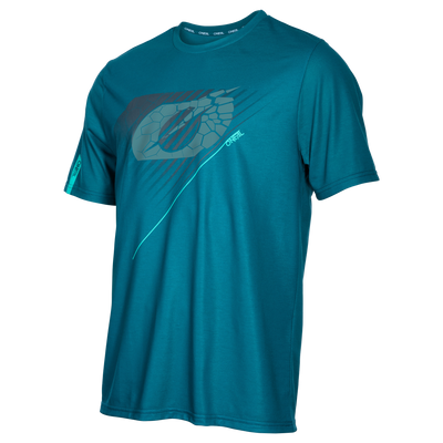Das O'NEAL VAULT Trikot ist ein blaugrünes, kurzärmeliges, sportliches Oberteil mit einem grauen und schwarzen, geometrischen Brustmotiv. Es ist aus atmungsaktivem und antibakteriellem Material gefertigt und mit einem kleinen, blaugrünen O'NEAL Logo auf dem linken Ärmel versehen.