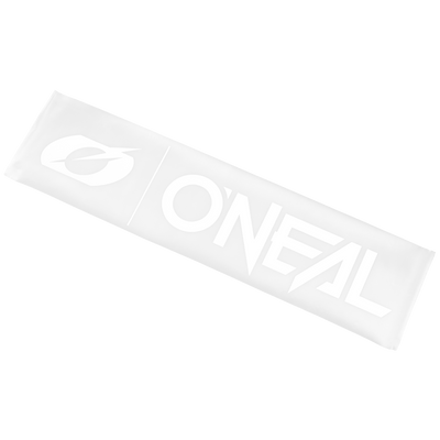 Ein weißer rechteckiger O'NEAL-Fensteraufkleber mit dem auffälligen Logo der Marke und einem Emblem, das dem Buchstaben „O“ ähnelt, auf schwarzem Hintergrund.